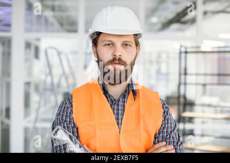 Portrait de l'entrepreneur portant un uniforme et un casque de sécurité au travail Banque D'Images