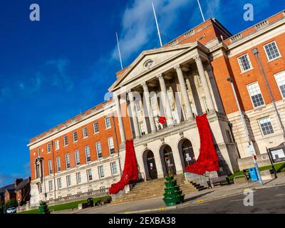 Chesterfield Town Hall Derbyshire England UK drapé de coquelicots rouges pour le jour du souvenir. Banque D'Images