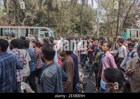 Bangladesh. 03ème mars 2021. Les manifestants ont défilé au bureau du Premier ministre pour demander l'abolition de la loi sur la sécurité numérique. Ils exigent également de retirer la loi avant le prochain jour de l'indépendance et la justice pour l'écrivain Mushtaq Ahmed à Dhaka . (Photo de MD IBRAHIM/Pacific Press/Sipa USA) crédit: SIPA USA/Alay Live News Banque D'Images