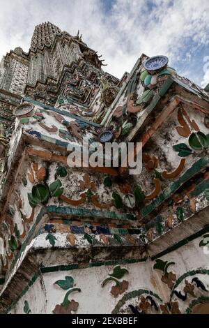 Vue rapprochée de l'architecture en pierre à l'intérieur du complexe du temple de Wat Arun à Bangkok. Banque D'Images