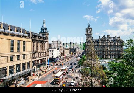 2000 Edinburgh Scotland - vue sur l'hôtel Balmoral, la circulation et beaucoup de gens sur Princes Street centre-ville d'Édimbourg depuis le monument Scott à Princes St. Jardins New Town Edinburgh Midlothian Ecosse Royaume-Uni GB Europe. Des tramways desservent maintenant le centre de Princes St et la plupart des trafics sont interdits, à l'exception des bus et des taxis. Banque D'Images