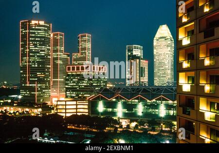 2000 Singapour - vue de nuit sur Singapour avec Suntec City, un grand centre commercial moderne avec une vaste gamme de détaillants célèbres, ainsi que des options de restauration et l'horizon de Singapour la nuit depuis l'hôtel Fairmont Singapore, Singapour, Asie du Sud-est. Valeur historique prise en 2000 depuis que la ligne d'horizon a changé en raison des travaux de construction Banque D'Images