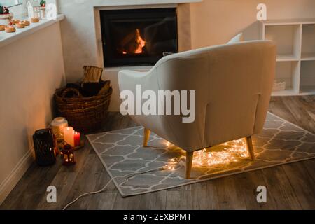 Intérieur d'une chambre confortable en hiver Banque D'Images