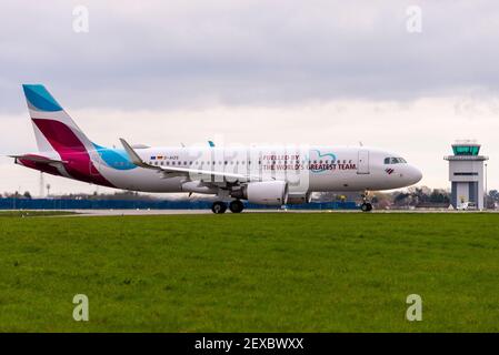 Aéroport de Londres Southend, Essex, Royaume-Uni. 4 mars 2021. La compagnie aérienne allemande Eurowings a ajouté un message à l'un de ses avions de ligne pour remercier leurs employés pour leurs efforts durant la pandémie COVID 19. D’un côté, la plus grande équipe du monde a « alimenté » en anglais, et de l’autre en allemand. L'Airbus A320 a été transporté par avion à Satys Air Livery à Southend pour les travaux et est aujourd'hui parti pour la mise en service. Jens Bischof, PDG d'Eurowings : « nos employés ont fait preuve d'un esprit d'équipe exceptionnel pendant la crise. C'est pourquoi nous tenons à vous remercier d'une manière extraordinaire » Banque D'Images