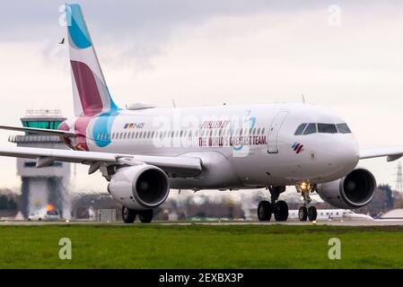 Aéroport de Londres Southend, Essex, Royaume-Uni. 4 mars 2021. La compagnie aérienne allemande Eurowings a ajouté un message à l'un de ses avions de ligne pour remercier leurs employés pour leurs efforts durant la pandémie COVID 19. D’un côté, la plus grande équipe du monde a « alimenté » en anglais, et de l’autre en allemand. L'Airbus A320 a été transporté par avion à Satys Air Livery à Southend pour les travaux et est aujourd'hui parti pour la mise en service. Jens Bischof, PDG d'Eurowings : « nos employés ont fait preuve d'un esprit d'équipe exceptionnel pendant la crise. C'est pourquoi nous tenons à vous remercier d'une manière extraordinaire » Banque D'Images