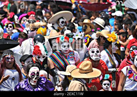 Personnes avec un masque déguisé et des costumes colorés participant à la parade locale Día de los Locos à San Miguel de Allende, Guanajuato, Mexique. Banque D'Images