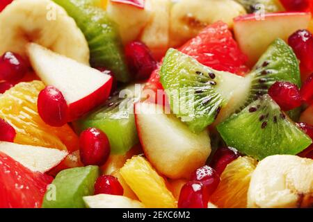 Morceaux de fruits raznfh gros plan en plein écran, salade de fruits. Tranches de fruits frais et sains pour une alimentation saine. Banque D'Images