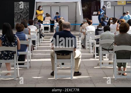 Santiago, Metropolitana, Chili. 4 mars 2021. Un groupe de personnes attend de recevoir leur première ou deuxième dose du vaccin Sinovac contre le coronavirus, selon le calendrier de vaccination, dans un centre de vaccination à Santiago. Credit: Matias Basualdo/ZUMA Wire/Alamy Live News Banque D'Images