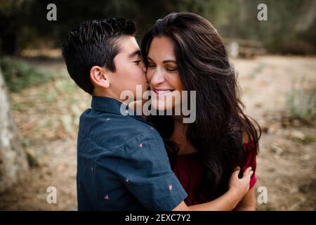 Son Kissing mère sur joue à San Diego