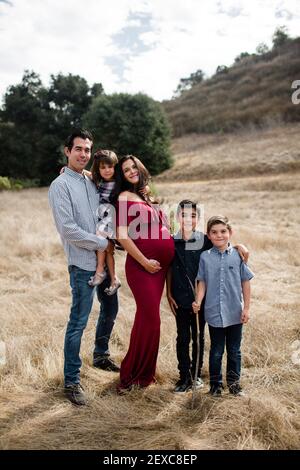 Famille de cinq personnes posant à Field à San Diego Banque D'Images