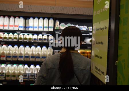 Londres, Royaume-Uni. 5 mars 2021. Les acheteurs se trouvent à l'intérieur du premier magasin d'alimentation sans caisse Amazon à Ealing. Banque D'Images