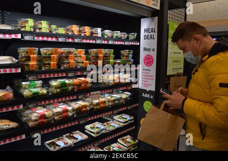 Londres, Royaume-Uni. 5 mars 2021. Les acheteurs se trouvent à l'intérieur du premier magasin d'alimentation sans caisse Amazon à Ealing. Banque D'Images