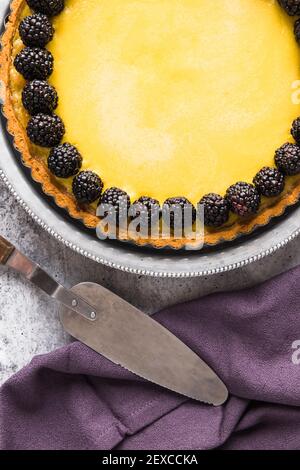 Plat de cuisine de citron Custard Tart avec BlackBerry Banque D'Images