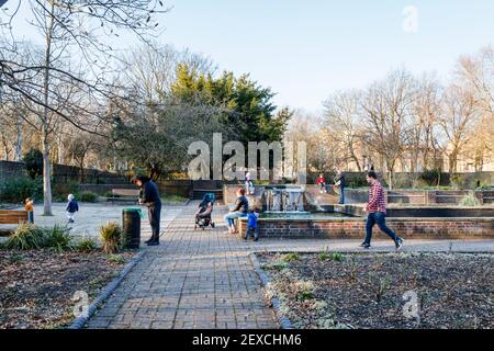 Parents et enfants dans le jardin de la paix d'Elthorne Park un après-midi d'hiver pendant le troisième confinement du coronavirus, Islington, Londres, Royaume-Uni Banque D'Images