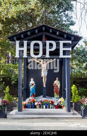 Un message d'espoir dans la scène de la crucifixion à l'église Saint-Joseph sur Highgate Hill à Islington pendant le troisième confinement du coronavirus, Londres, Royaume-Uni Banque D'Images