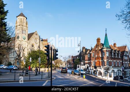 Vue le long de Hornsey Lane depuis Highgate Hill à la frontière des quartiers d'Islington, Camden et Haringey à Londres, Royaume-Uni Banque D'Images