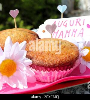 3 pâtisseries dans une boîte cadeau pour maman, gros plan Banque D'Images