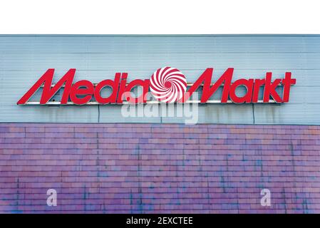 Logo Mediamarkt à l'extérieur d'un bâtiment dans la ville.Chain of magasins vendant des produits électroniques grand public Banque D'Images