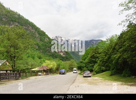 ABKHAZIE, district de Gagra - 02 mai 2019 : la route vers le lac Ritsa dans la gorge de Bzyb. Une route touristique populaire. Texte russe: Miel de montagne Banque D'Images