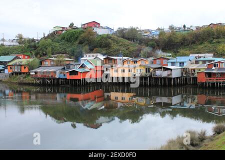 Des maisons sur pilotis traditionnelles savent comme palafitos dans la ville de Castro à l'île de Chiloé, dans le sud du Chili Banque D'Images