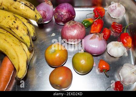 Un gros plan de fruits et légumes frais dans un métal plateau sur une table Banque D'Images