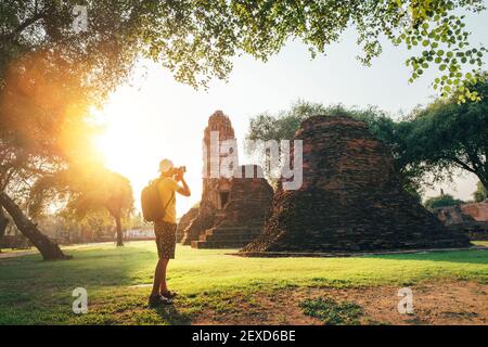 Voyageur seul avec un sac à dos prenant une photo de l'ancien temple bouddhiste Wat Ratchaburana dans la ville sainte et ancienne d'Ayutthaya, en Thaïlande Banque D'Images