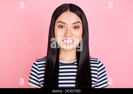 Photo de funky jolie jeune femme porter des vêtements rayés souriant arrière-plan isolé de couleur rose pastel Banque D'Images