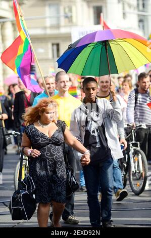 Vienne, Autriche. 24 juin 2014. Marche de protestation en Russie avec amour. Signe de solidarité avec le peuple LGBTQ et protestation contre l'aggravation de la situation des droits de l'homme en Russie Banque D'Images