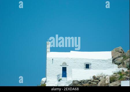 IOS, île Grèce. Chapelle traditionnelle sur la colline. Petit beau vieux bâtiment situé contre un ciel bleu clair d'été. Vue sur le paysage avec sho isolé Banque D'Images