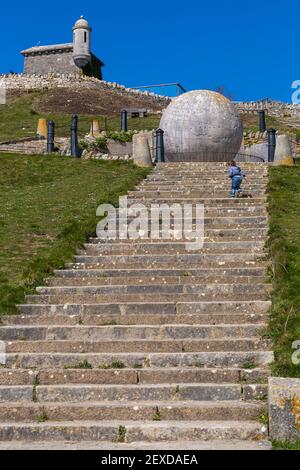 Étapes conduisant au grand monde et le château de Durlston Durlston Country Park, à Swanage, Dorset, UK en Avril Banque D'Images