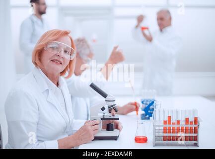 une scientifique féminine effectue un test sanguin en laboratoire. Banque D'Images