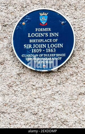 Plaque bleue sur le site de l'ancien Login's Inn à Stromness. Lieu de naissance de Sir John Login. Banque D'Images