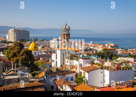 Vue aérienne sur Puerto Vallarta, ville mexicaine de station balnéaire située sur la Bahía de Banderas de l'océan Pacifique, Jalisco, Mexique Banque D'Images