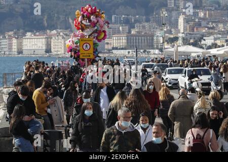 Naples, Italie. 20 février 2021. Naples, via Toledo et via Caracciolo avec une foule de gens qui marchent, en particulier dans le centre-ville, avec des masques et une protection pour le Covid 19, mais avec des foules évidentes au-delà de toutes les limites. Crédit : Agence photo indépendante/Alamy Live News Banque D'Images