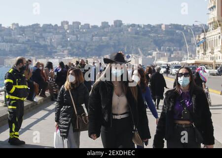 Naples, Italie. 20 février 2021. Naples, via Toledo et via Caracciolo avec une foule de gens qui marchent, en particulier dans le centre-ville, avec des masques et une protection pour le Covid 19, mais avec des foules évidentes au-delà de toutes les limites. Crédit : Agence photo indépendante/Alamy Live News Banque D'Images