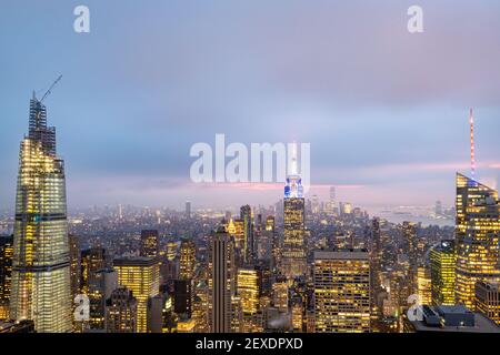 Horizon de New York depuis le sommet de l'observation des rochers Terrasse dans le centre Rockefeller au crépuscule avec des nuages dans le ciel Banque D'Images