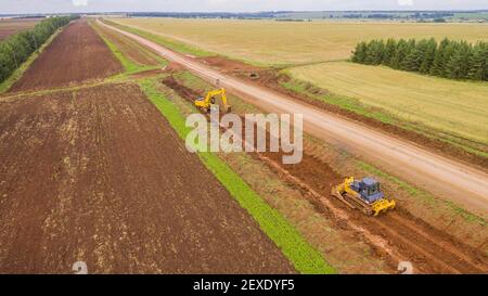 Vue de drone sur la nouvelle route. Photographie aérienne construction d'une nouvelle autoroute. Étape de construction. Couches de chaussée. La composition de la route du Banque D'Images