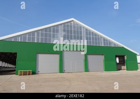 Bâtiment en construction avec panneau sandwich d'isolation sur le mur. Construction d'un nouveau bâtiment industriel. Banque D'Images