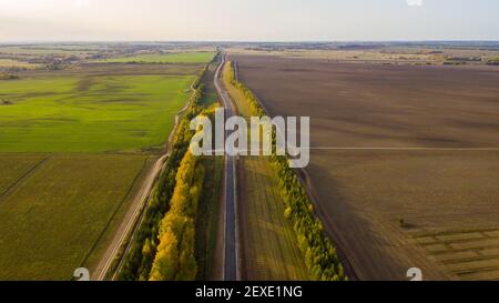 Vue de drone sur la nouvelle route. Photographie aérienne construction d'une nouvelle autoroute. Étape de construction. Couches de chaussée. La composition de la route du Banque D'Images