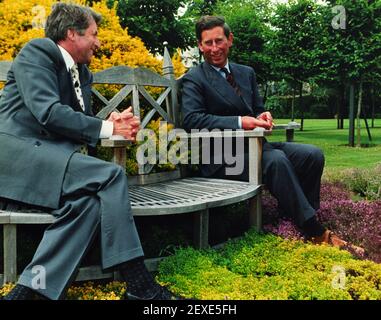 Photo du dossier datée du 29/06/94 du Prince de Galles en conversation avec Jonathan Dimbleby dans son jardin à Highgrove. Comme les retombées amères de Megxit s'aggravent, les problèmes de la monarchie ont été étiquetés la guerre des Waleses 2.0. Banque D'Images