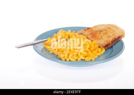 Blue plate of Amy's Organic Vegan Macaroni & sans gluten Fromage de riz ou cheeze sans ogm avec pain Sourdough brossé Huile d'olive Banque D'Images