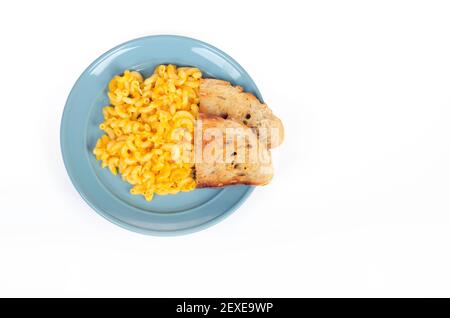 Blue plate of Amy's Organic Vegan Macaroni & sans gluten Fromage de riz ou cheeze sans ogm avec pain Sourdough brossé Huile d'olive Banque D'Images