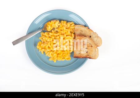 Assiette bleue de macaroni au fromage ou au fromage bio Amy'Organic Vegan Pâtes de riz sans gluten sans ogm avec pain Sourdough enrobé de huile d'olive isolée sur blanc Banque D'Images