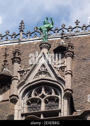 Statue de bronze au sommet d'une fenêtre sur le toit de la Maison du Roi, Bruxelles Banque D'Images