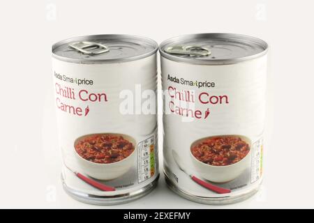 Tins Chili con Carne isolé sur un fond blanc avec espace de copie Banque D'Images