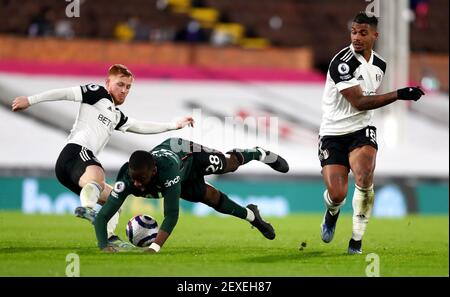 Tanguy Ndombele (au centre) de Tottenham Hotspur se bat pour le ballon avec Mario Lemina (à droite) de Fulham et Reed de Harrison lors du match de la Premier League à Craven Cottage, Londres. Date de la photo: Jeudi 4 mars 2021. Banque D'Images