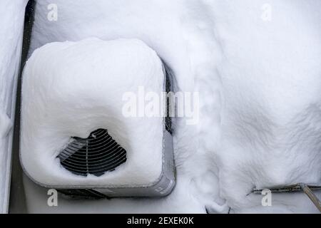 Vue en hauteur d'une unité de climatisation centrale extérieure recouverte de neige en hiver. Banque D'Images