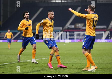 Richarlison d'Everton (au centre) célèbre avec Gylfi Sigurdsson après avoir marquant le premier but de leur partie pendant le match de la Premier League aux Hawthorns, West Bromwich. Date de la photo: Jeudi 4 mars 2021. Banque D'Images