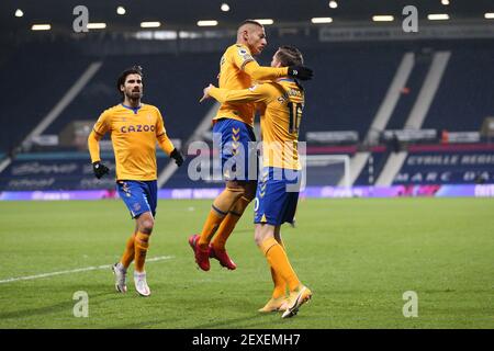 Richarlison d'Everton (au centre) célèbre avec Gylfi Sigurdsson après avoir marquant le premier but de leur partie pendant le match de la Premier League aux Hawthorns, West Bromwich. Date de la photo: Jeudi 4 mars 2021. Banque D'Images