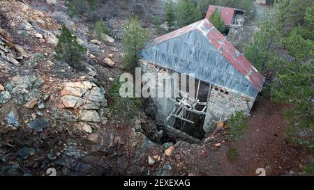 Ancien ascenseur cassé sur l'axe vertical de la mine de chromite abandonnée, vue aérienne Banque D'Images